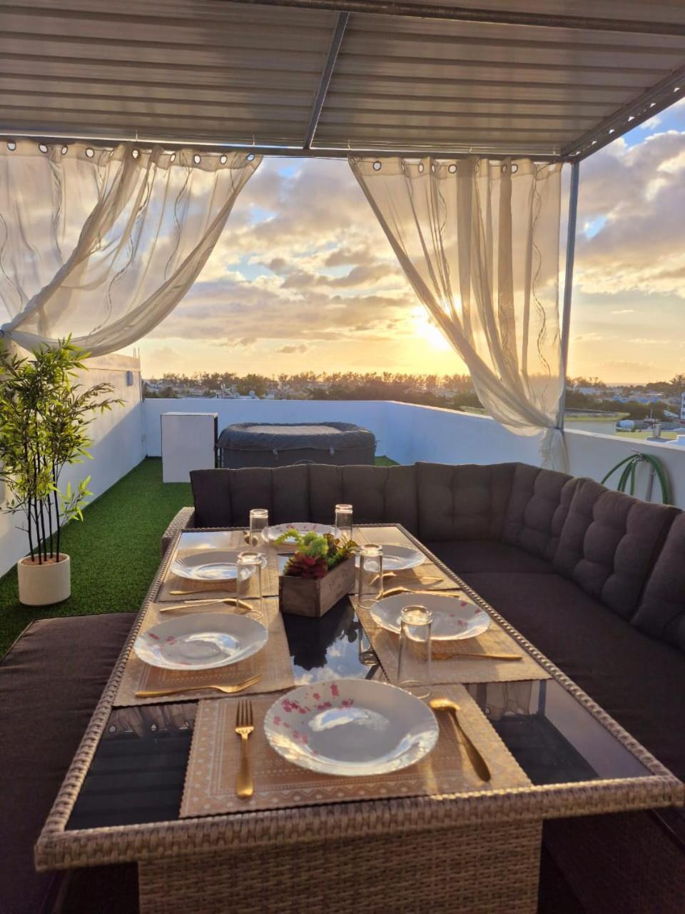 Skyview Apartment- Rooftop Penthouse With Sunset & Sea Views Flic en Flac Экстерьер фото
