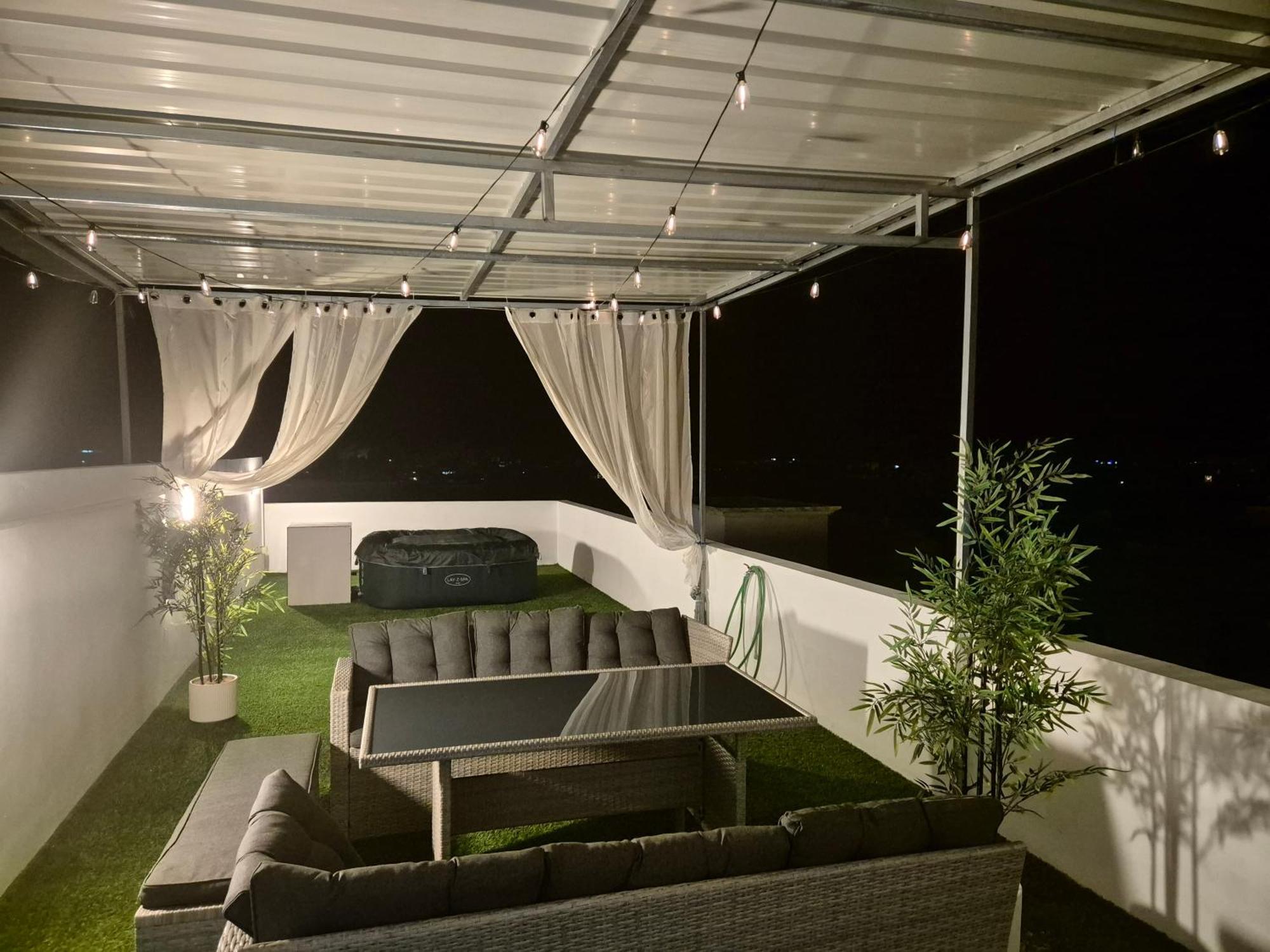 Skyview Apartment- Rooftop Penthouse With Sunset & Sea Views Flic en Flac Экстерьер фото